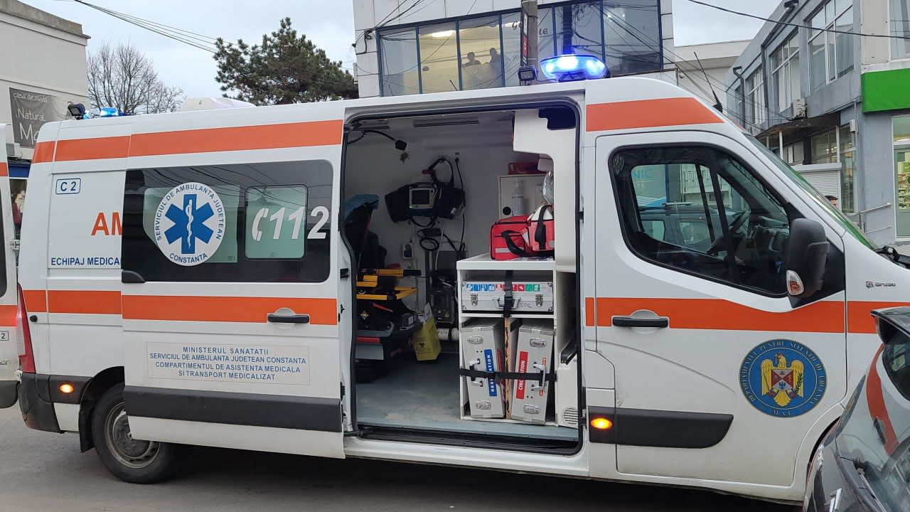 Echipaj de ambulanță intervenind la accident rutier în Venus