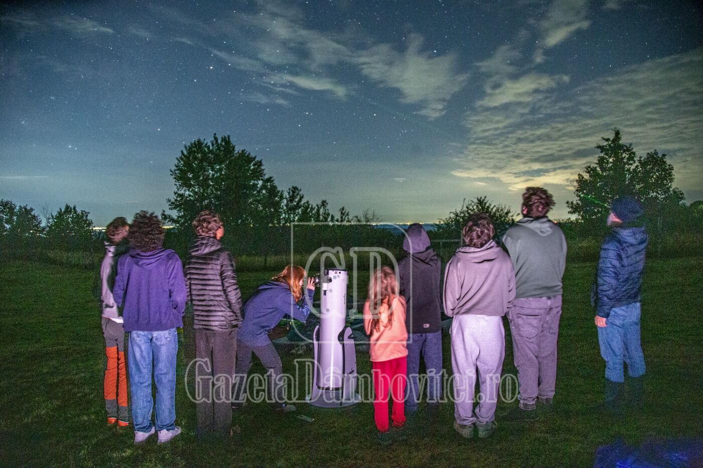 Tineri observând cerul nocturn cu telescopul la Runcu