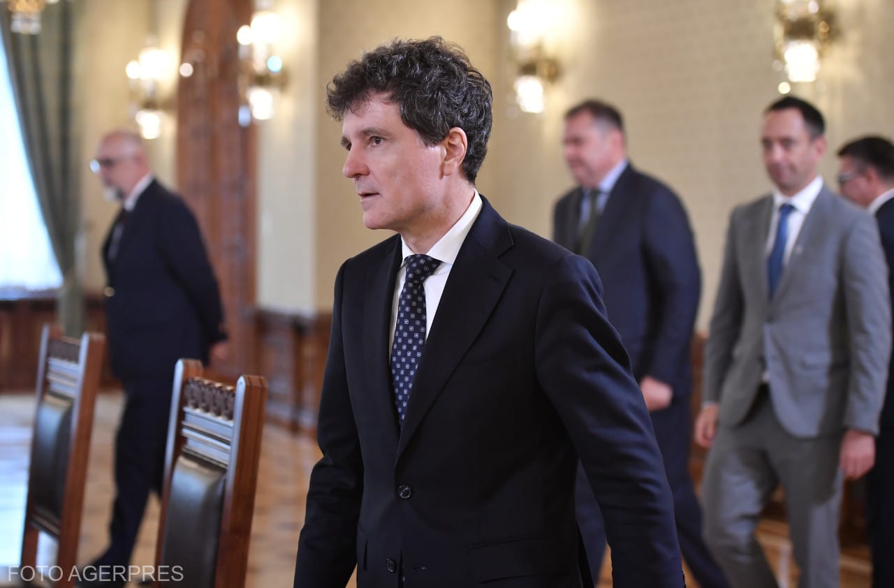 Nicușor Dan în timpul unei conferințe de presă