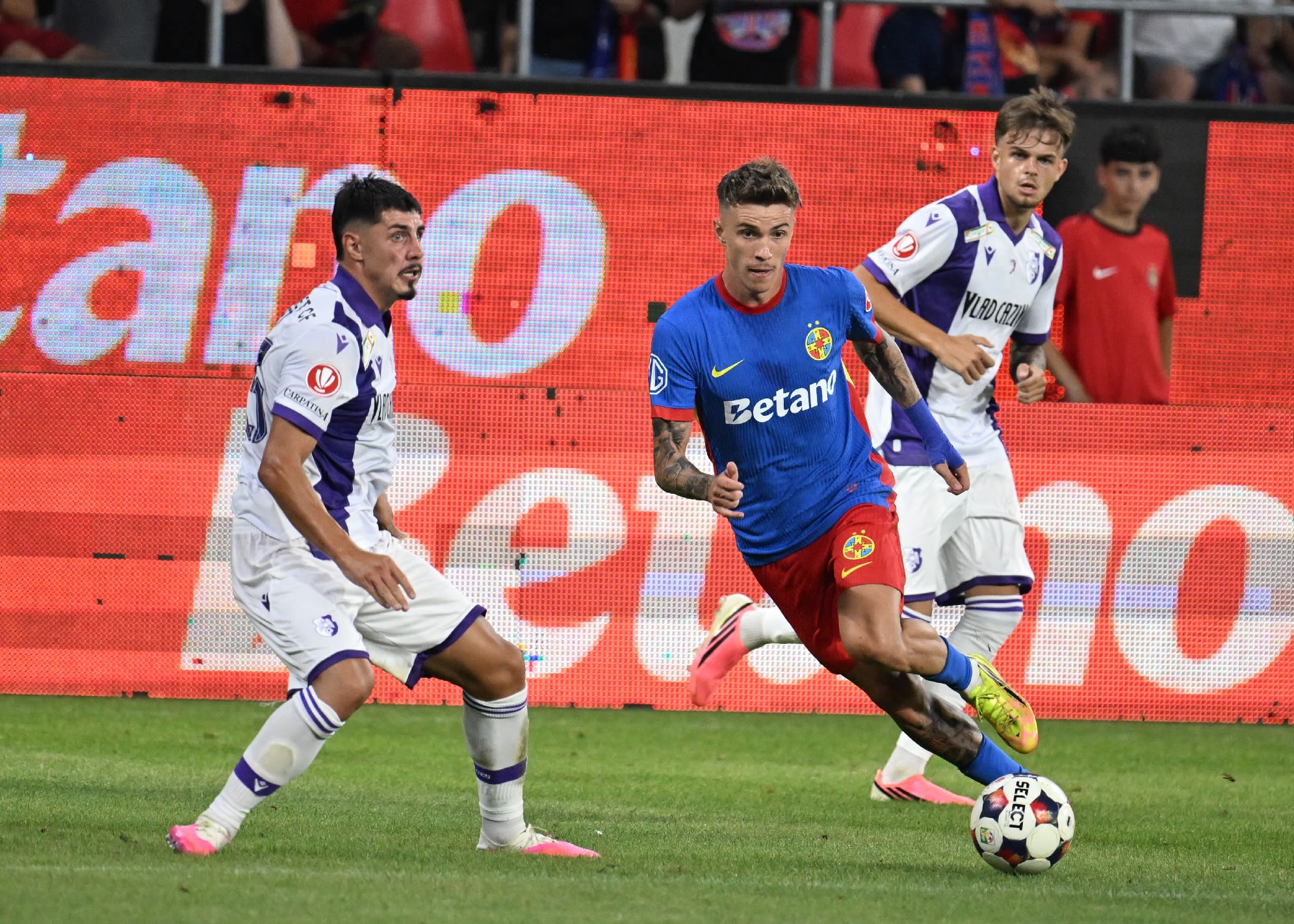 Tavi Popescu în timpul meciului de fotbal Tavi Popescu în timpul meciului de fotbal