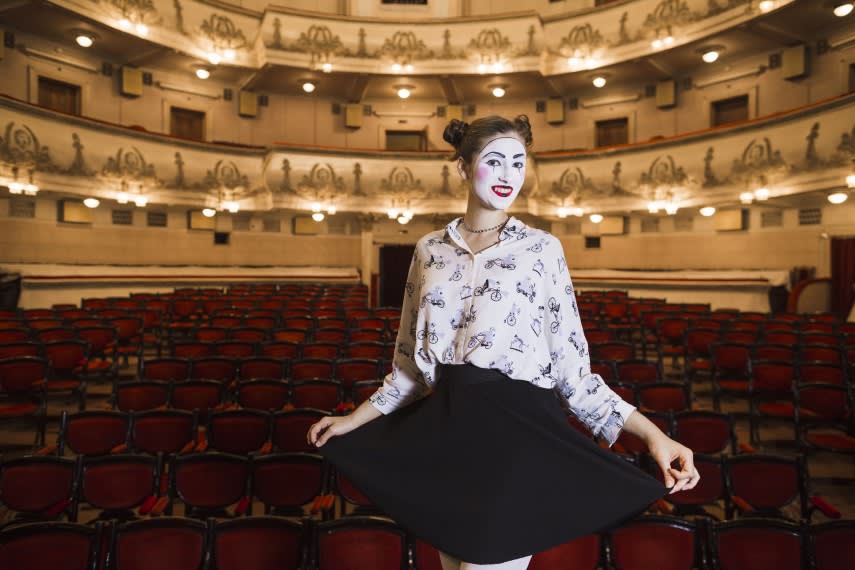 Profesioniști din sectorul cultural în activitate, gestionând evenimente artistice