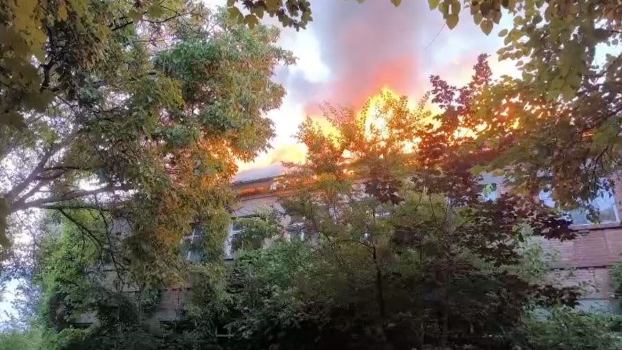 Pompieri în acțiune la un incendiu la o clădire părăsită din Bacău