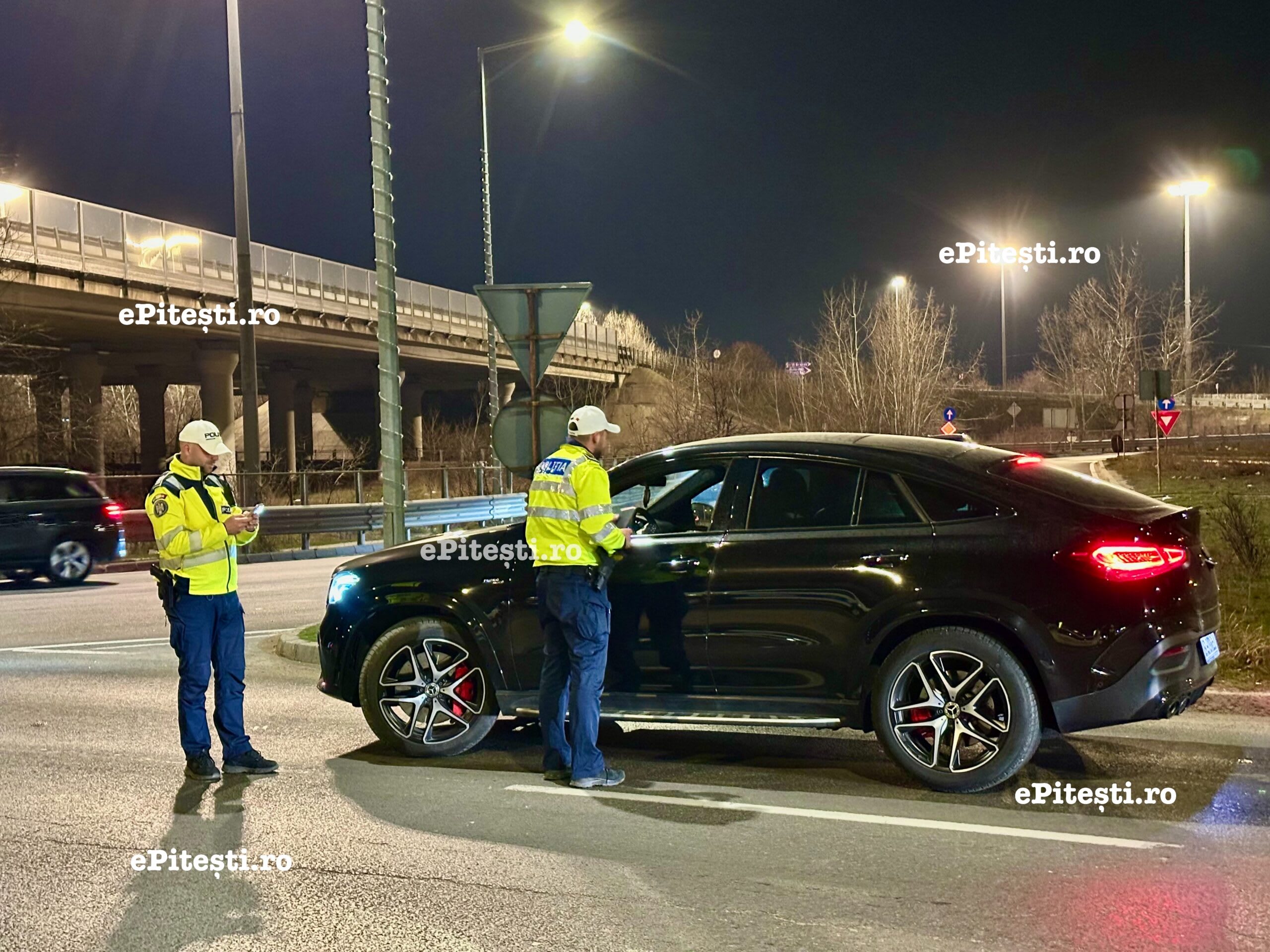 Polițist rutier verificând viteza unui șofer în Mioveni