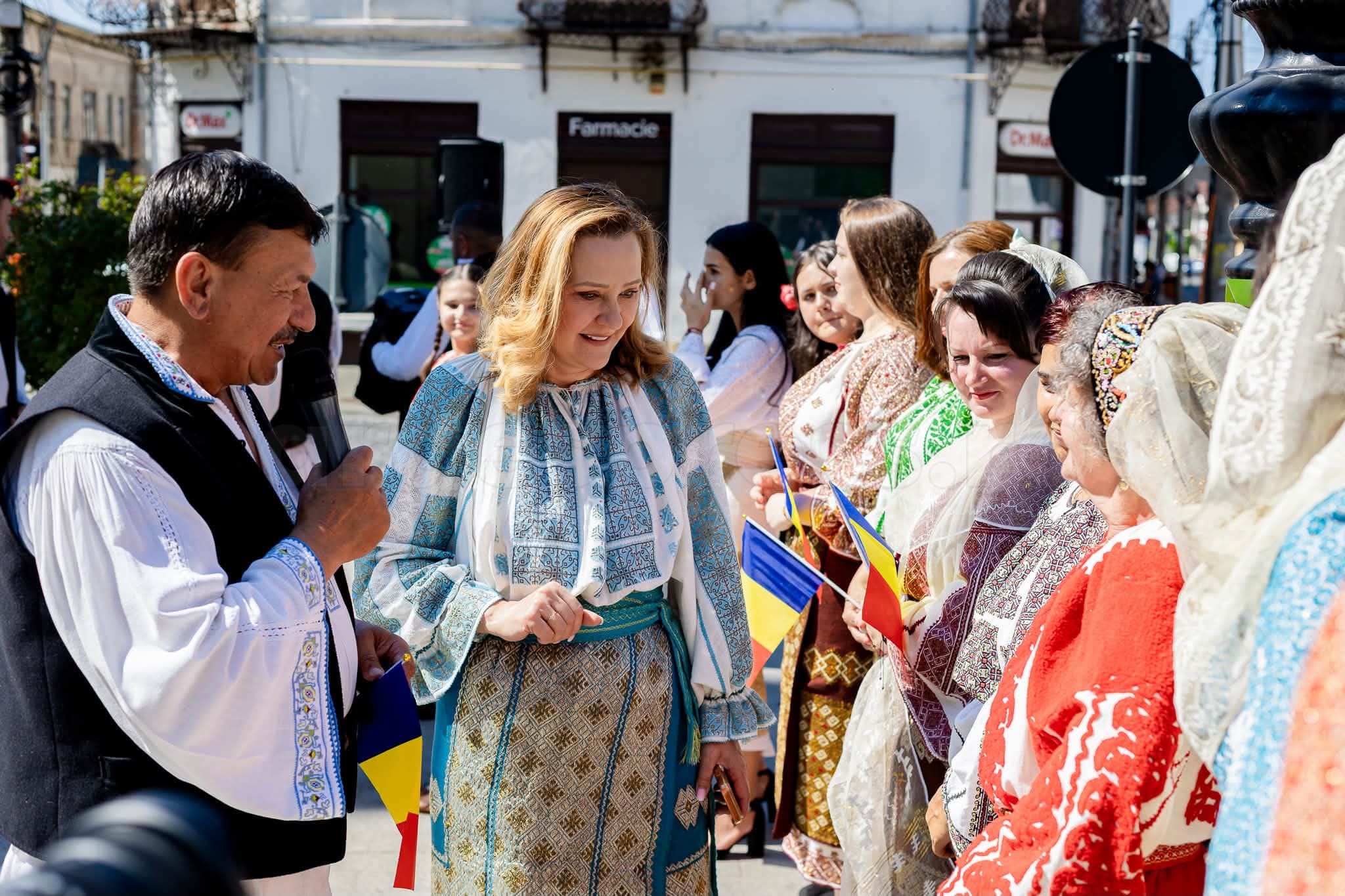 Primar Elena Lasconi în costum vechi de peste 130 de ani la paradă