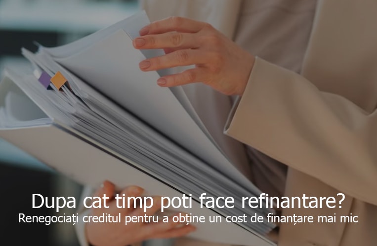 Notar verificând documente notariale în birou Notar verificând documente notariale în birou