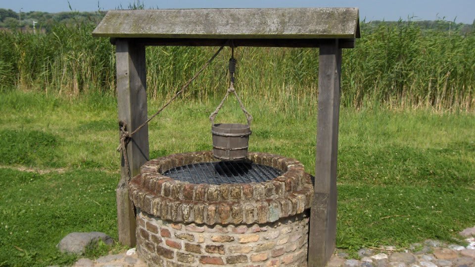 Fântână din gospodărie, apă curgând, peisaj rural românesc
