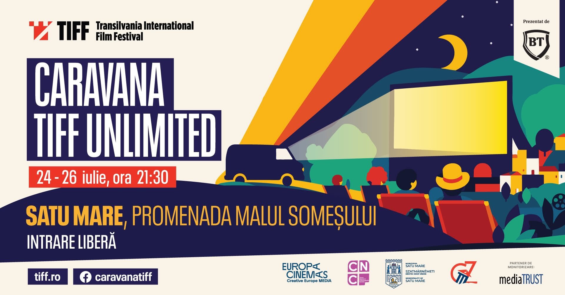 Proiecție film în aer liber la Satu Mare, oameni în fața ecranului