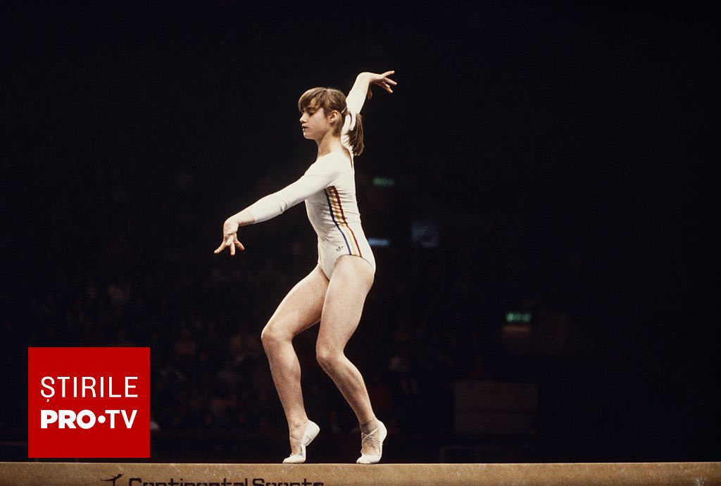 Nadia Comăneci în sala de gimnastică, zâmbind și rememorând momentul istoric