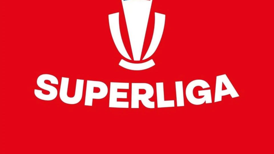 Fotografie cu jucători de fotbal în acțiune pe terenul din Superligă