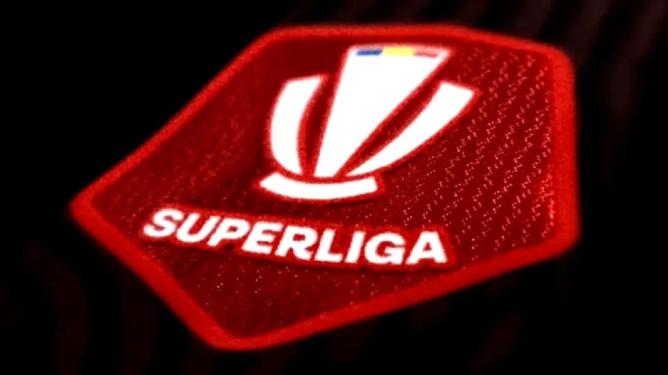 Jucători de fotbal în acțiune pe stadionul din Ghencea