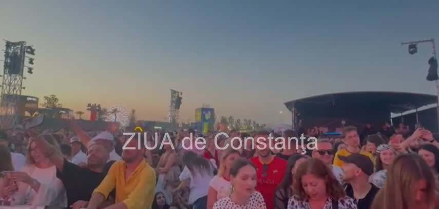 INNA cântând pe scena de la Nibiru, litoralul românesc, public entuziast
