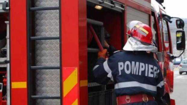 Pompieri în acțiune la un incendiu de depozit de plastic în Giurgiu Pompieri în acțiune la un incendiu de depozit de plastic în Giurgiu