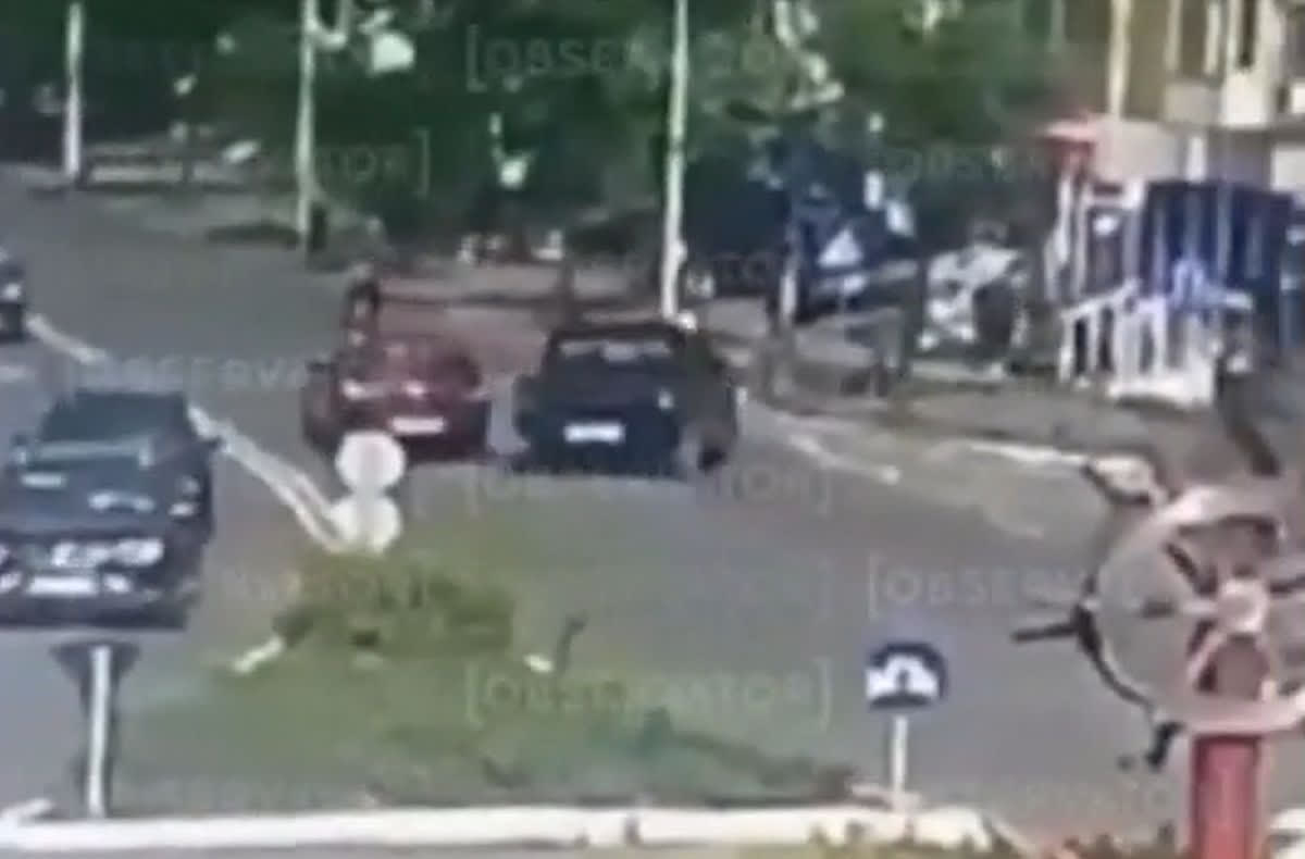 Mașină avariată pe trotuar, impact cu copac și bancă în Tulcea