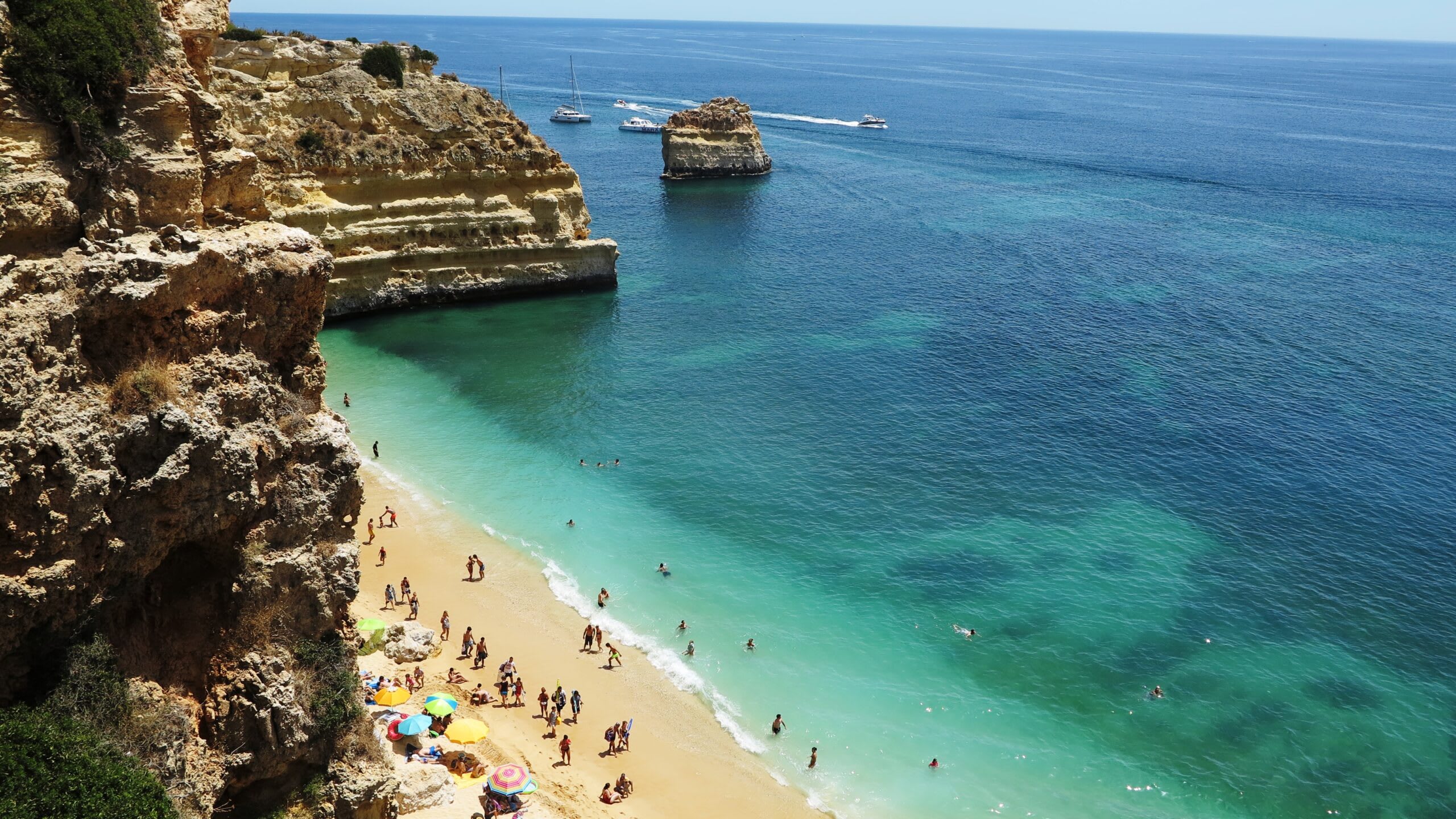 Plajă în Algarve, Portugalia, cu turiști relaxați