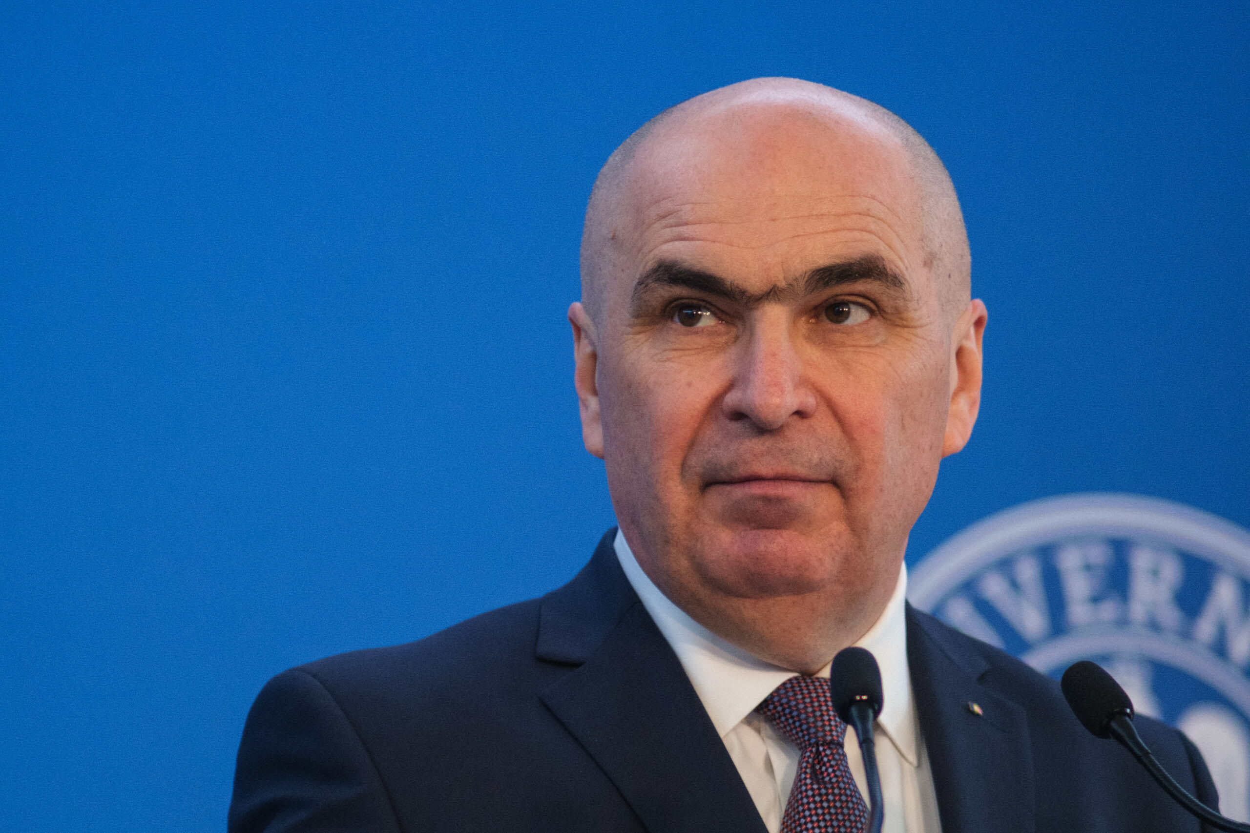 Ilie Bolojan semnând ordine pentru investiții energetice
