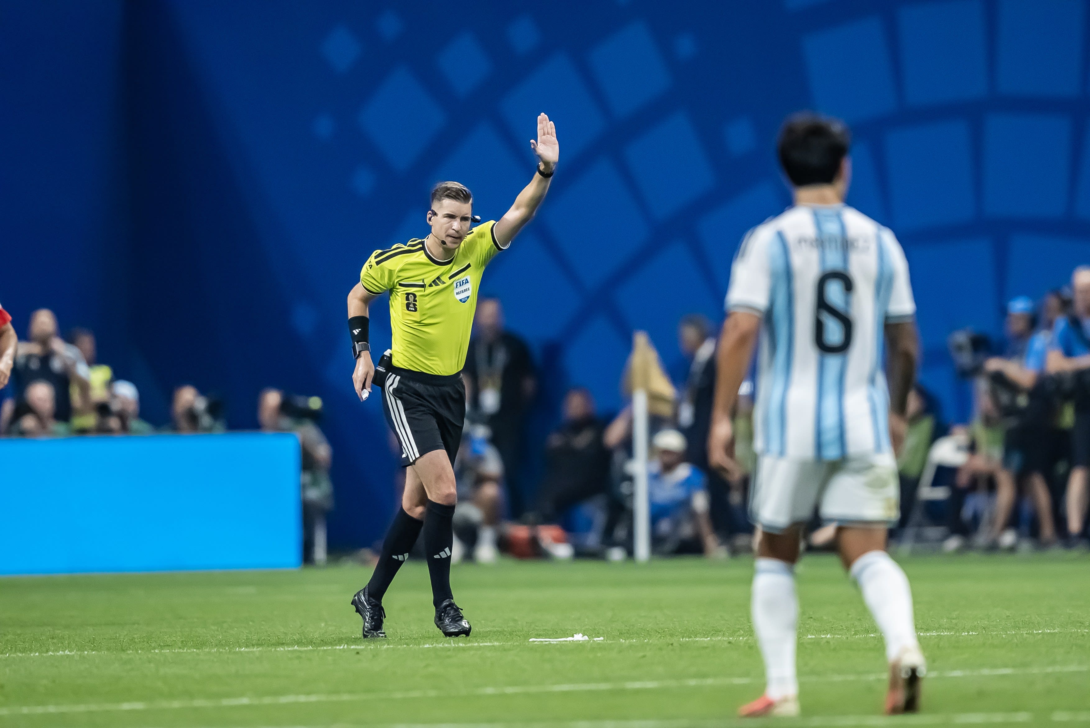 Fotografie cu arbitrul François Letexier în timpul meciului Argentina - Egipt