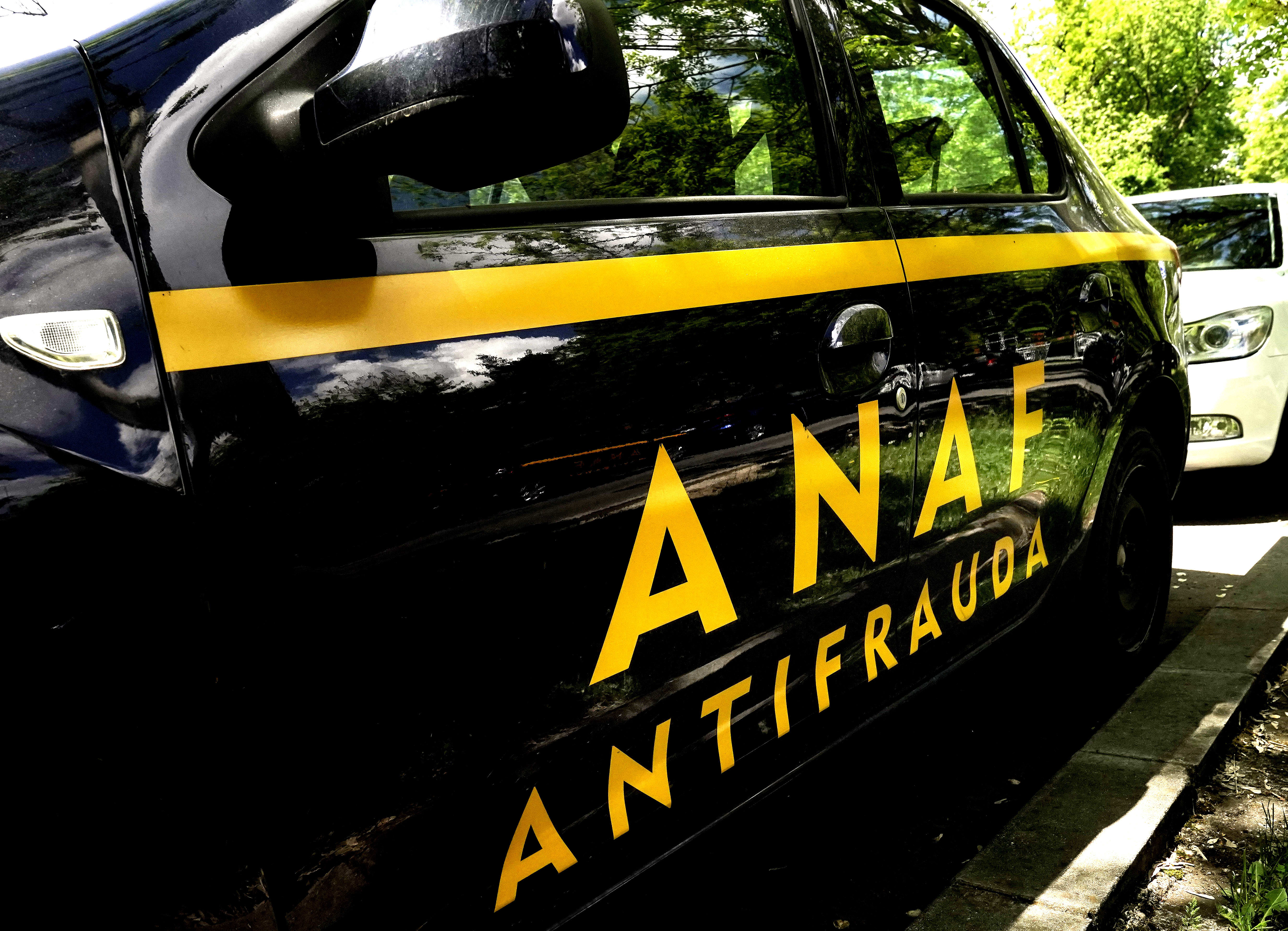 Inspectorii ANAF verificând documente în sectorul construcțiilor