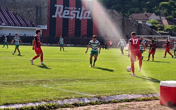 Jucători de fotbal în acțiune pe stadionul din Valea Domanului
