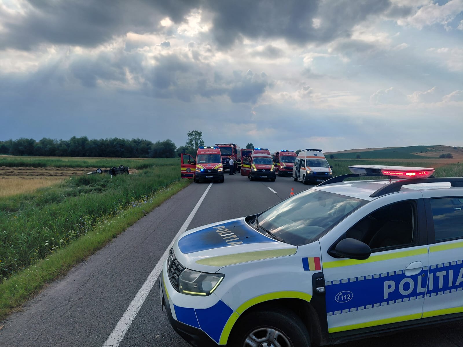 Mașină răsturnată pe DN1-E60 lângă Huedin, echipaje de poliție și medicale