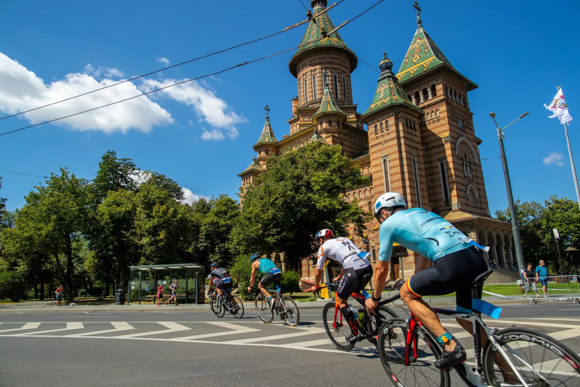 Polițiști rutieri dirijând traficul în Timișoara pentru Triathlon