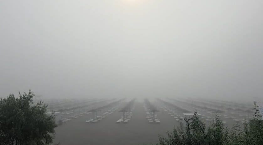 Plajă în ceață la Cap Aurora și Eforie Nord, județul Constanța