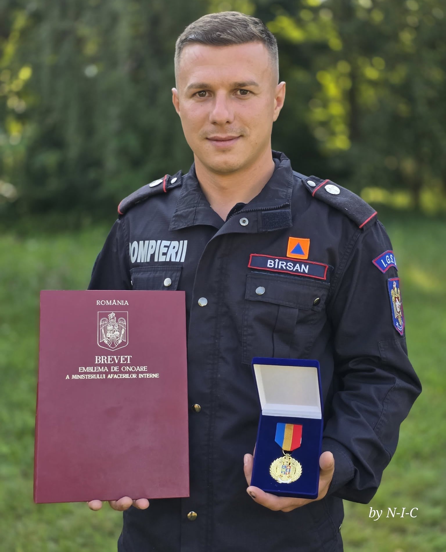 Pompier în acțiune salvând un bărbat din râul Olt, intervenție în timpul liber