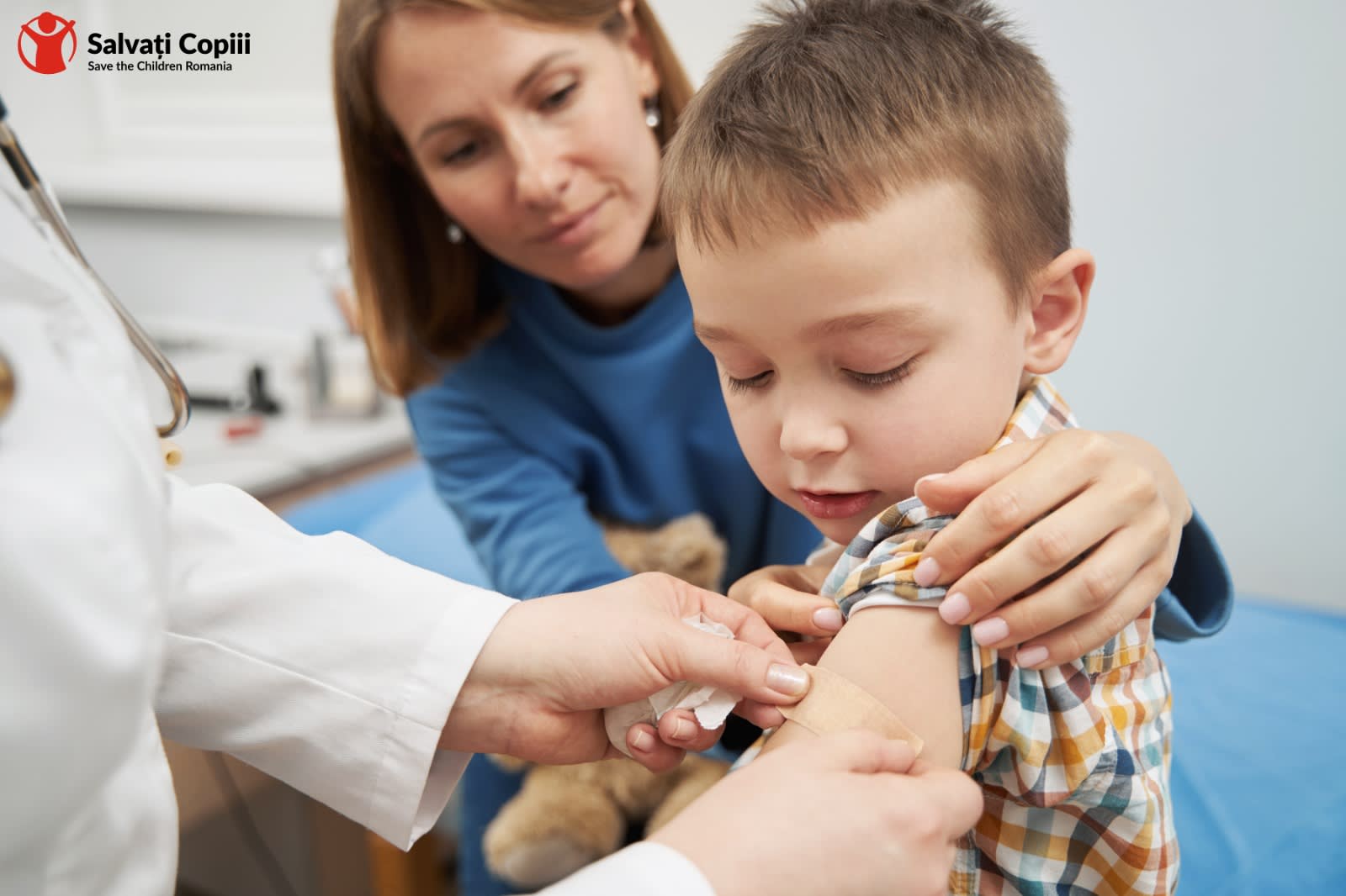 Copii în sala de vaccinare, medici și părinți în Prahova Copii în sala de vaccinare, medici și părinți în Prahova