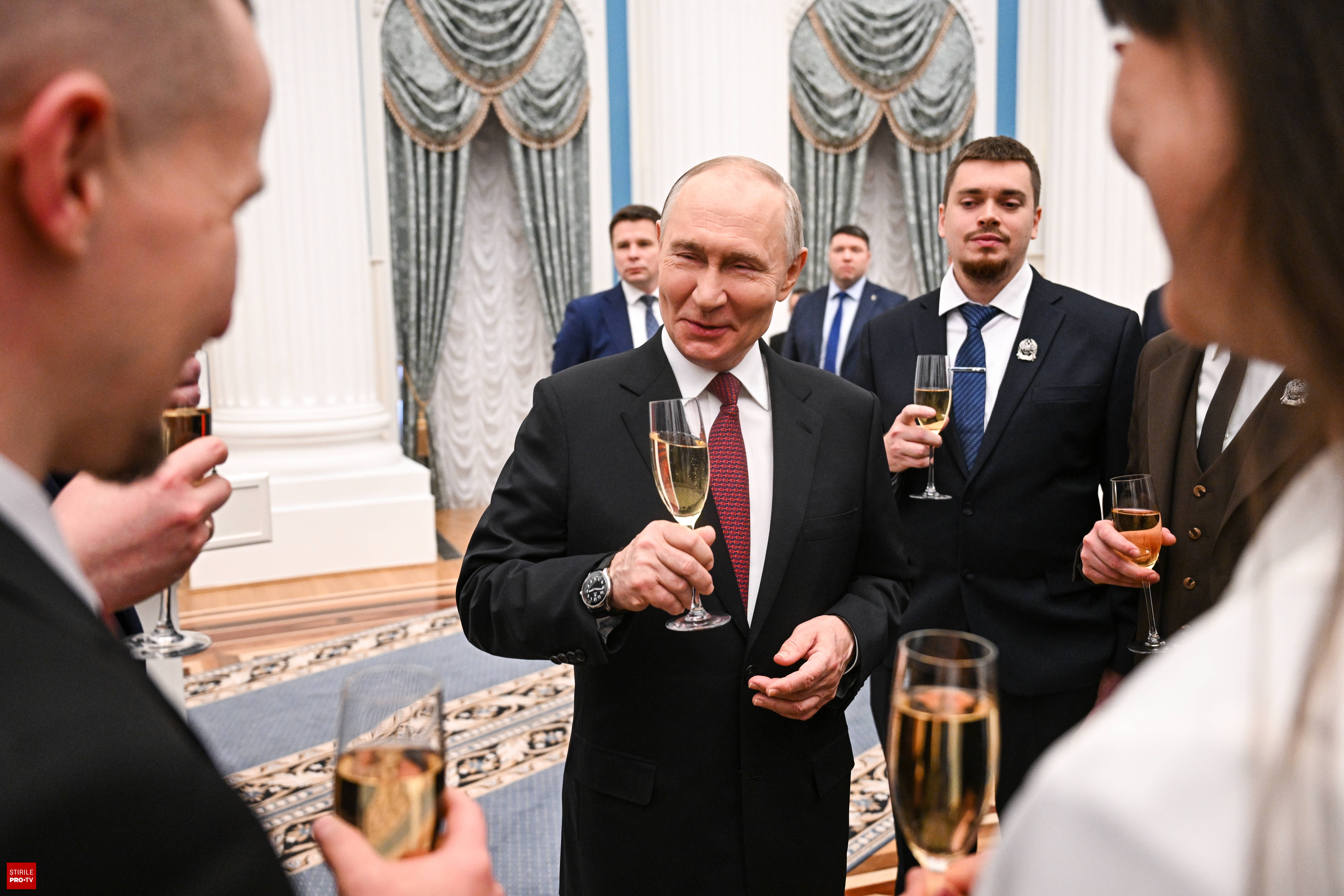 Ofițeri ruși și europeni în discuție diplomatică