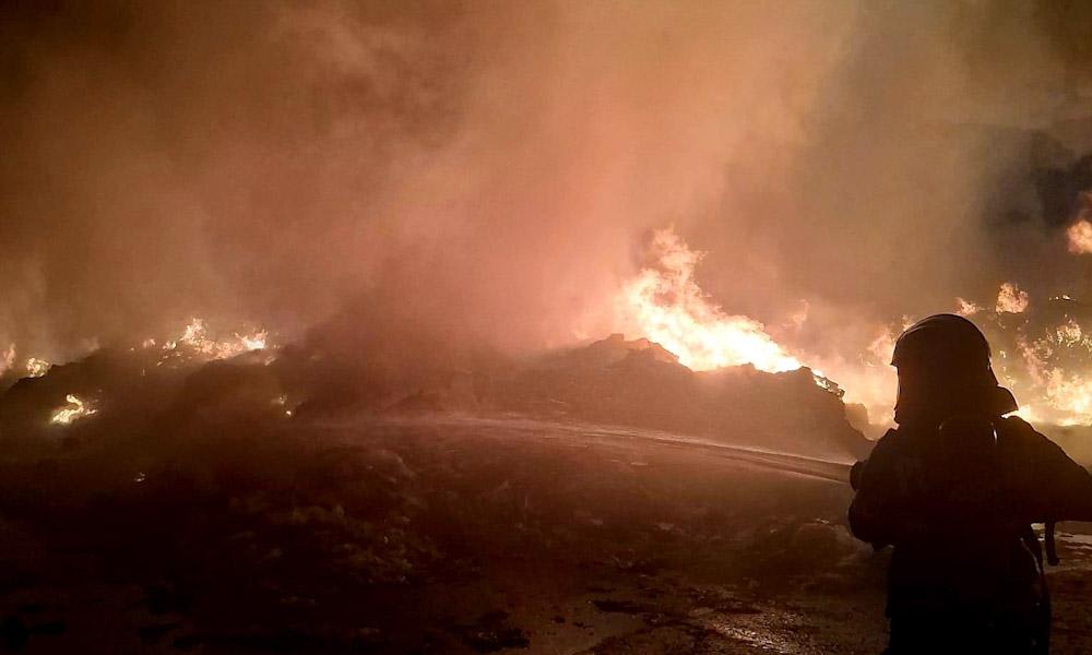 Pompieri români stingând incendiu la depozit de mase plastice în Giurgiu