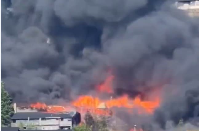 Pompieri în acțiune stingând incendiu în Norvegia
