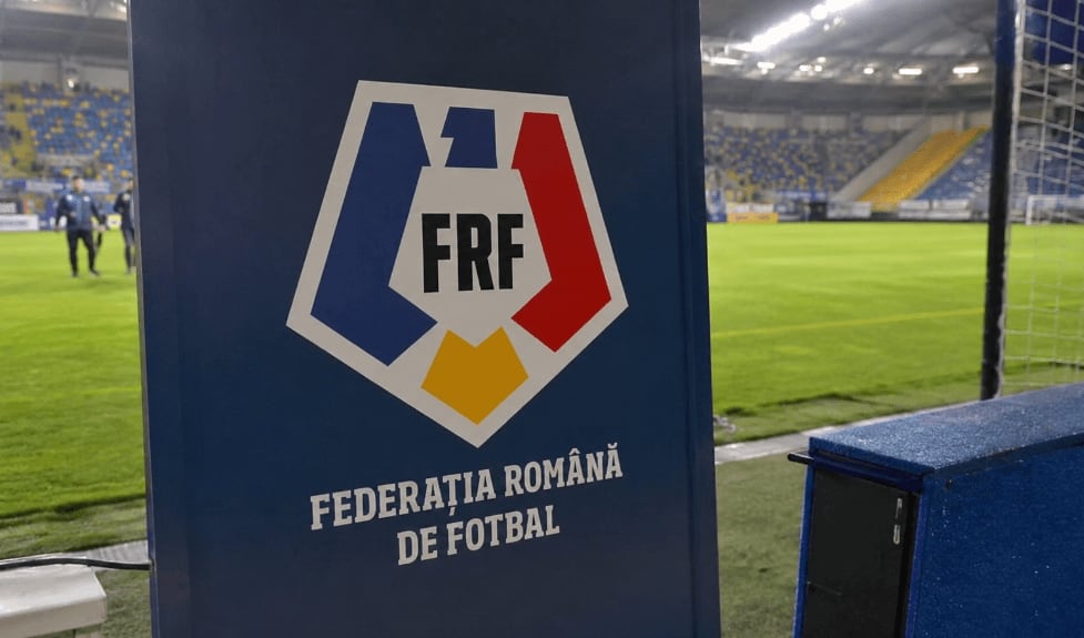 Arbitri de fotbal în timpul meciului cu tehnologie modernă