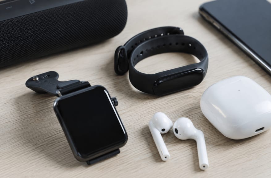 Smartwatch și brățări de fitness în mâinile unui utilizator