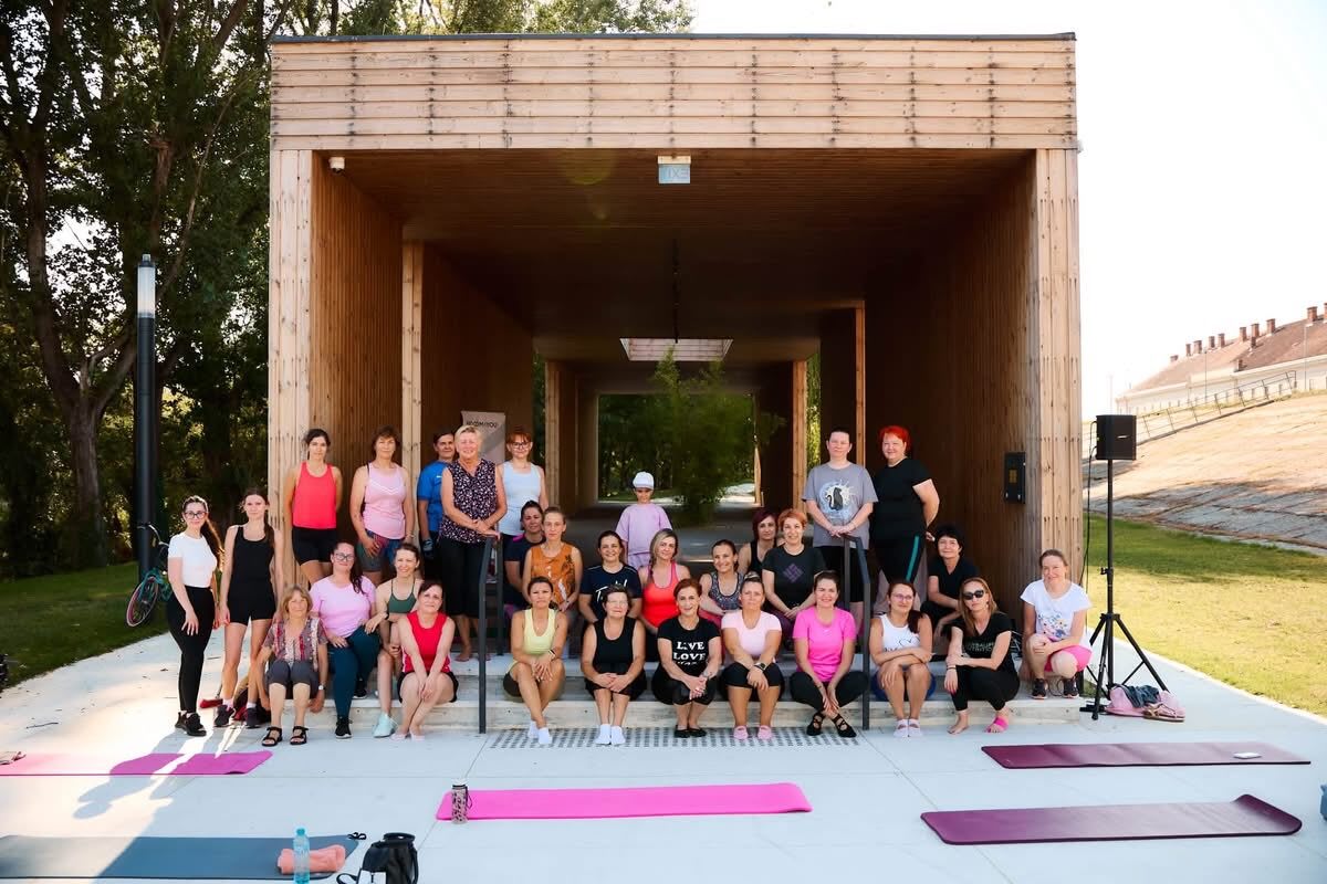 Participanți la sesiune de Pilates pe malul Someșului în Satu Mare Participanți la sesiune de Pilates pe malul Someșului în Satu Mare