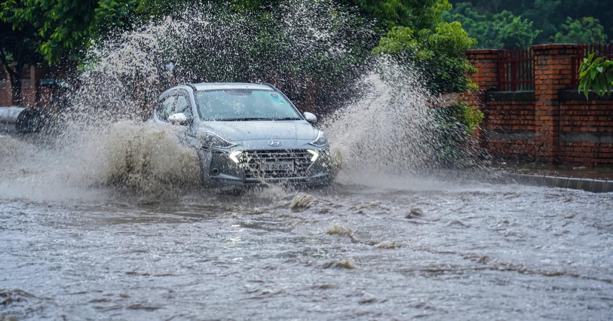 Vânt puternic, grindină și nori de furtună peste peisaj montan din România
