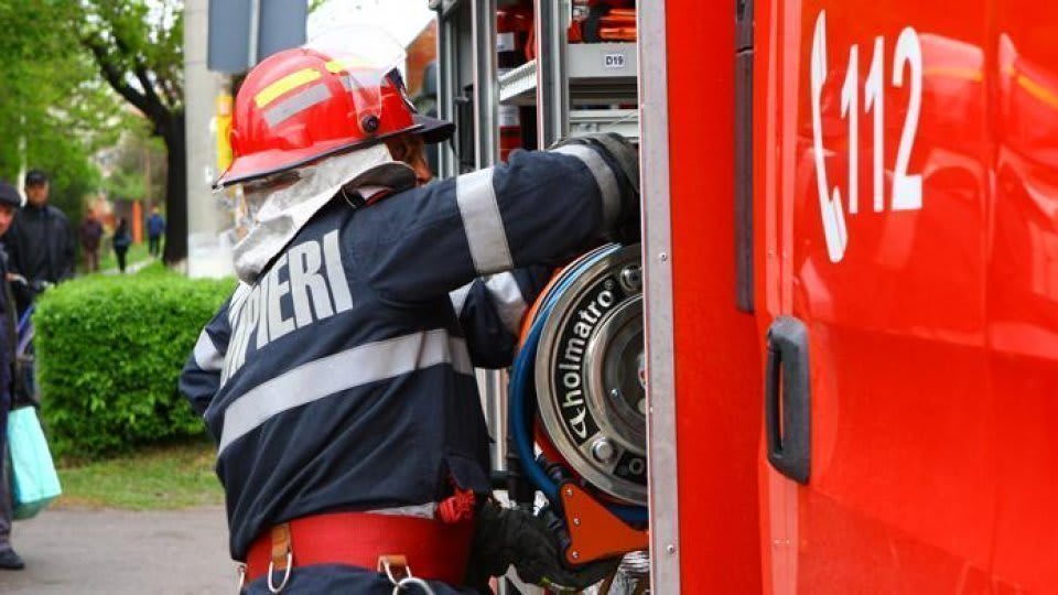 Pompieri în acțiune la un incendiu de depozit de plastic în Giurgiu