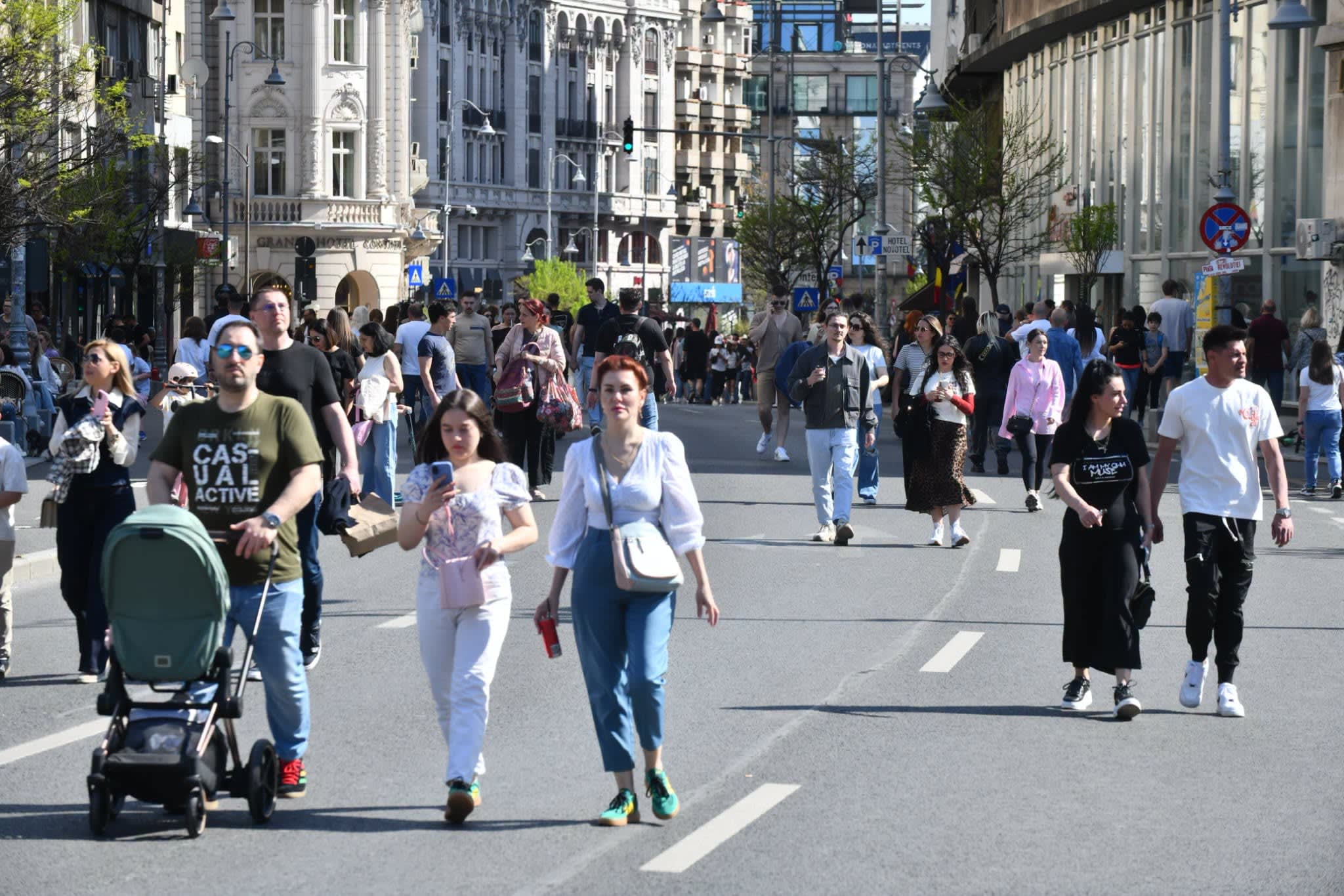 Automobile clasice și tramvaie Tatra în centrul Bucureștiului
