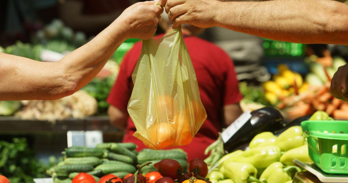 Tarabă cu rubarbă în Piața Cibin din Sibiu, vânzător și cumpărători