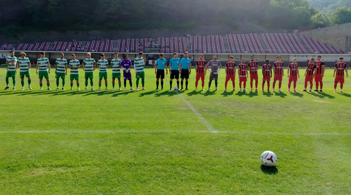 Fotbal în condiții de caniculă, echipe în acțiune pe terenul reșițean
