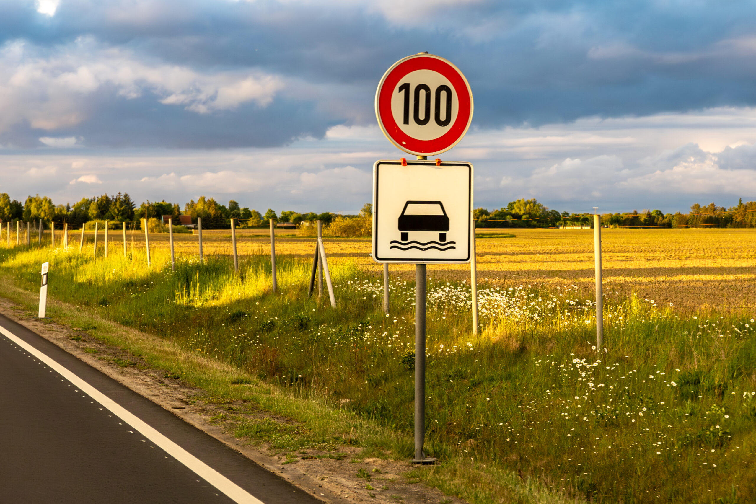 Mașină europeană în trafic cu sistem de limitare a vitezei