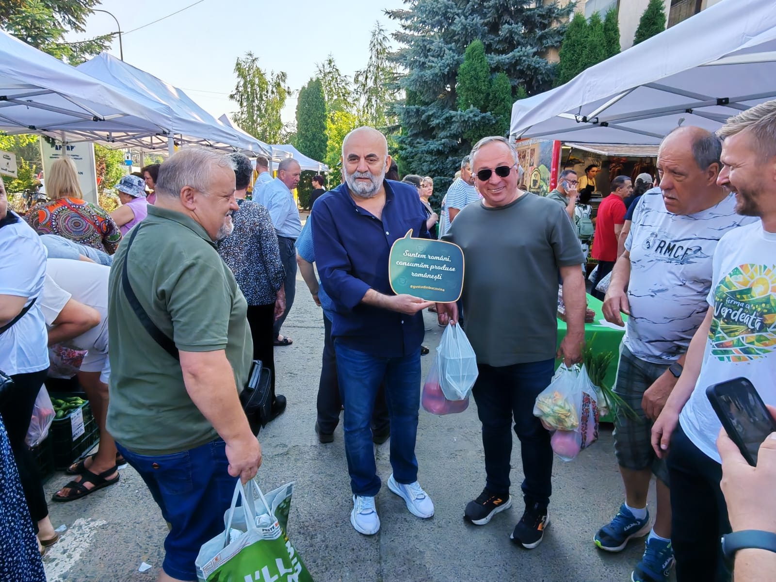 Primarul Vasile Rîmbu și viceprimarul Dan Ioan Cușnir în Piața Volantă Primarul Vasile Rîmbu și viceprimarul Dan Ioan Cușnir în Piața Volantă