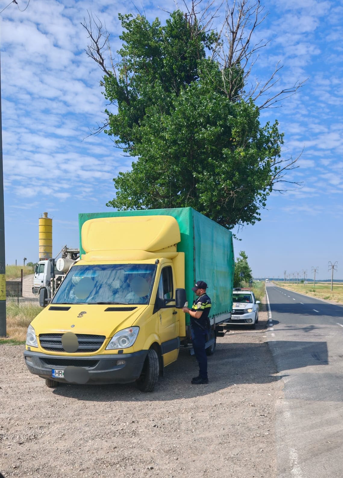 Polițiști verificând trecerea la nivel cu calea ferată în Galați Polițiști verificând trecerea la nivel cu calea ferată în Galați