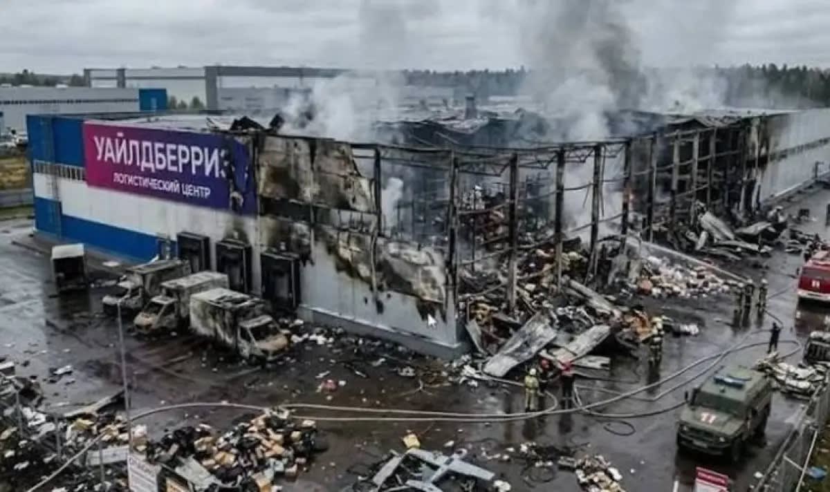 Drone atac asupra unui centru logistic în Rusia, flăcări și echipamente de intervenție