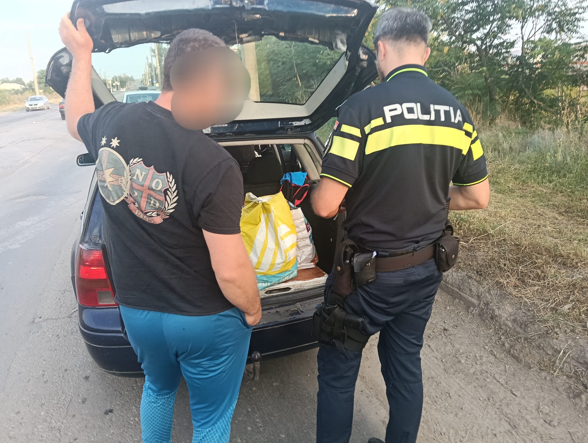 Polițiști Galați confiscând țigări și alcool din Republica Moldova