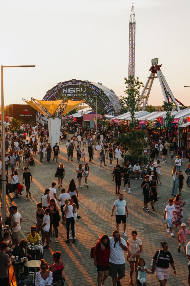 Eveniment de deschidere NIBIRU pe litoral cu mulți vizitatori