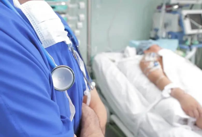 Medic în echipament de protecție verificând țânțari, România