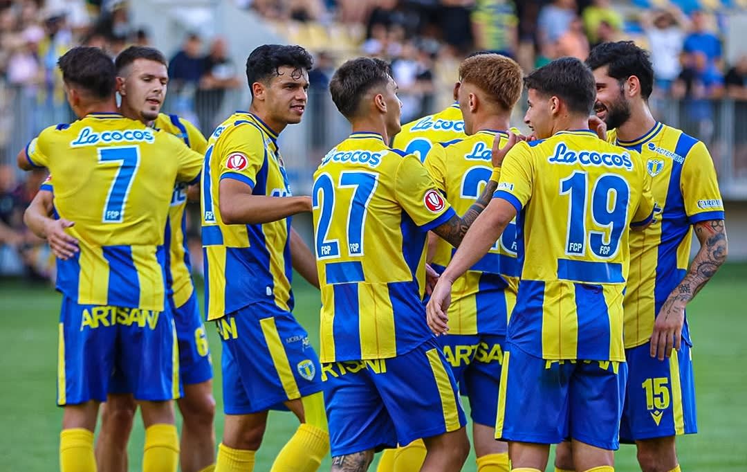 Fotbalist Petrolul în acțiune pe teren Fotbalist Petrolul în acțiune pe teren