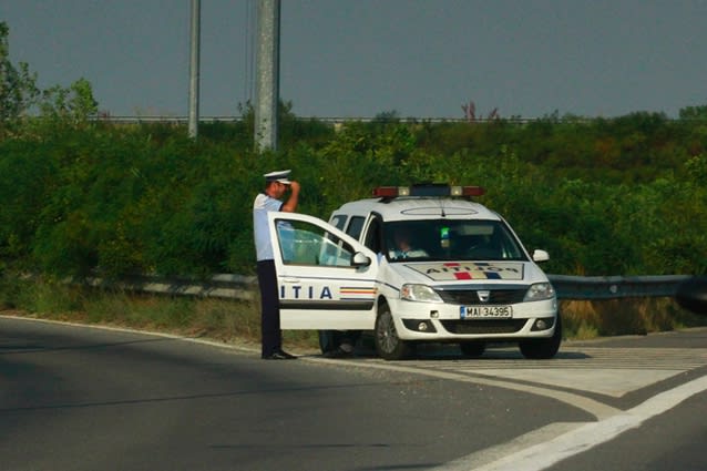 Polițiști rutieri în acțiune pe autostradă, control viteze excesive, România