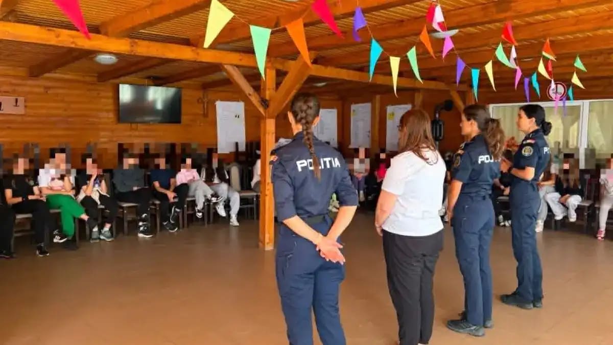 Polițiști din Alba interacționează cu copii în tabere școlare