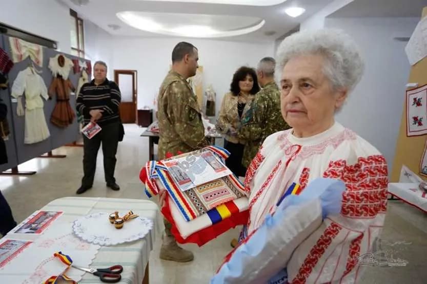 Elena Vlioncu în atelier, lucrând la textile cu o singură mână