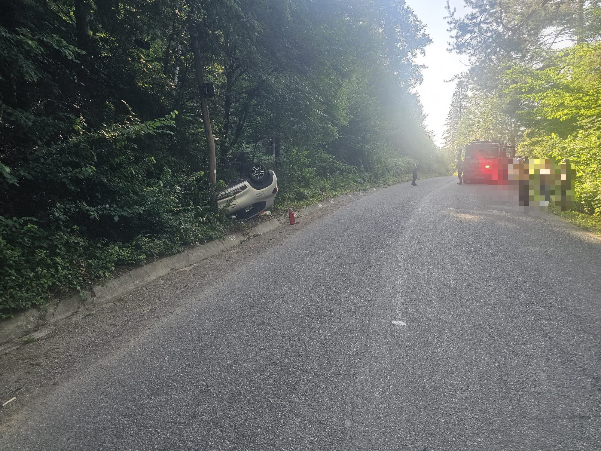 Accident rutier cu mașină răsturnată în Neamț